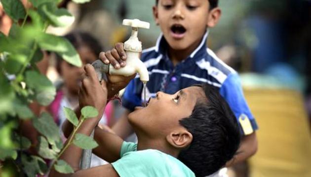 It was a hot Sunday in the national capital with the maximum temperature being recorded at 39.8 degrees Celsius, a notch above the normal.(Raj K Raj/HT PHOTO)