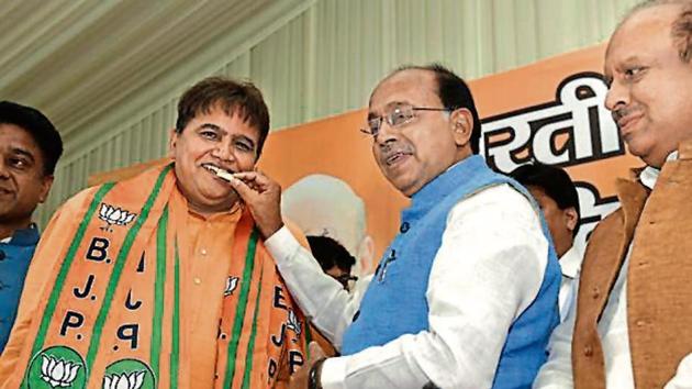 AAP MLA Devinder Singh Sehrawat joins BJP in the presence of Vijay Goel and Vijender Gupta, Monday.(Arvind Yadav/HT PHOTO)