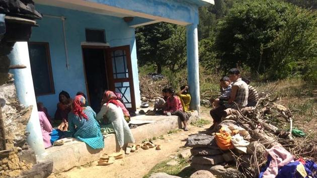 Mourners at the home of Jitendra Das in Uttarakhand’s Tehri Garhwal(HT Photo)