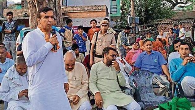 INLD candidate Virender Rana (standing) during his camapign in villages of Rewari and Bawal on Monday.(Sourced)