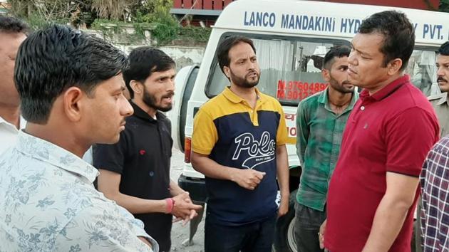 Relatives of Jitendra Das with police officials at Dehradun’s Coronation Hospital where his post-mortem examination was conducted. (HT PHOTO)