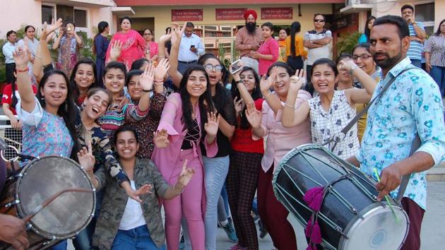 CBSE 10th Result 2019:  Students of DAV International school in a jubilant mood after the CBSE Class 10 results were declared in Amritsar on Monday. (Sameer Sehgal/HT file)
