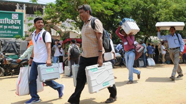 Poll officials carry EVMs to voting booths.(HT file photoPrasad/ Hindustan Times)