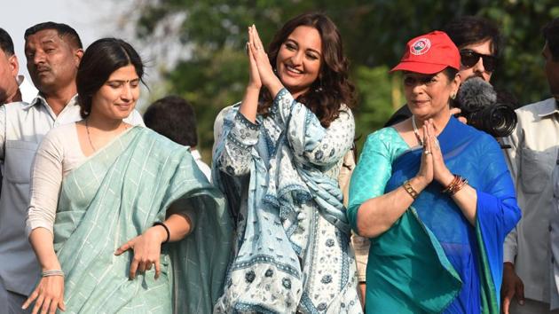 Lok Sabha candidate Poonam Sinha with her daughter Sonakshi Sinha and Samajwadi Party MP Dimple Yadav during a road show in Lucknow.(Subhankar Chakraborty/HT PHOTO)