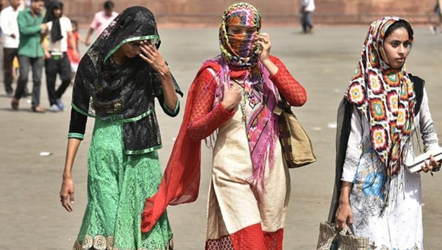 The maximum temperature recorded in Jammu was 40.1 degrees Celsius — 3.3 notches above the normal during this time of the season, a Met Department official said.(HT Photo)