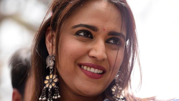 “First tell me who you will vote for,” actor Swara Bhasker laughingly asked a young man seeking a selfie with her in Lajpat Nagar’s Central Market. “Only the Aam Aadmi Party,” pat came the reply.(Sonu Mehta/HT PHOTO)