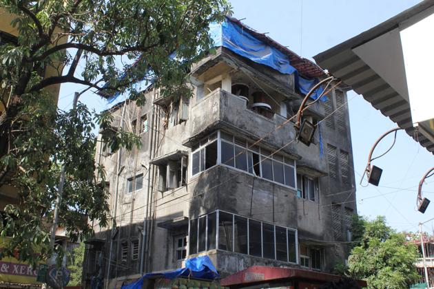 Naupada has 46 extremely dangerous buildings, the highest in Thane, according to the survey.(Praful Gangurde/ HT)