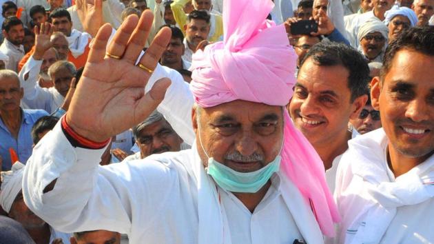 Congress candidate Bhupinder Singh Hooda campaigning at Bibipur village in Julana segment in Sonepat.(Keshav Singh / HT Photo)