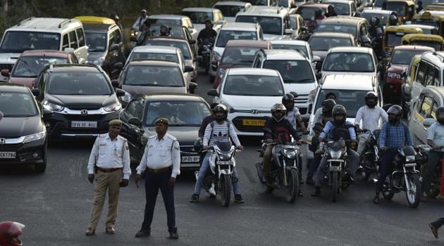 The Maharashtra Motor Vehicles Department (MMVD) will soon issue new smart driving licences with a quick response (QR) code, which will make it easy for officials to check if the licence is genuine.(Virendra Singh Gosain/HT PHOTO) The Maharashtra Motor Vehicles Department (MMVD) will soon issue new smart driving licences with a quick response (QR) code, which will make it easy for officials to check if the licence is genuine.(Virendra Singh Gosain/HT PHOTO)