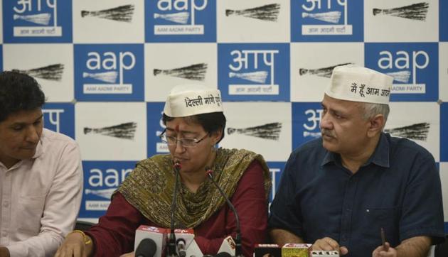Atishi Marlena and Manish Sisodia address a press conference in Delhi on Thursday.(Biplov Bhuyan/HT photo)