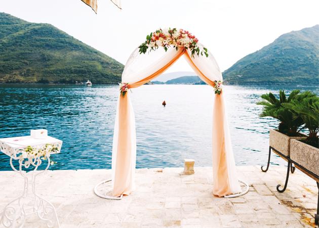 Standing in their places in a well-rehearsed Western wedding is anathema to the nature of the big fat Indian wedding(Shutterstock)