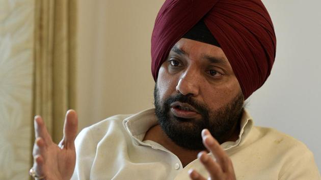 Congress candidate from East Delhi Arvinder Singh Lovely on Wednesday released a constituency specific manifesto, promising a toll-free number and a website to enable residents to connect with him directly. (Biplov Bhuyan/HT PHOTO) Congress candidate from East Delhi Arvinder Singh Lovely on Wednesday released a constituency specific manifesto, promising a toll-free number and a website to enable residents to connect with him directly. (Biplov Bhuyan/HT PHOTO)