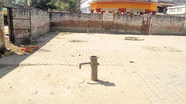 A defunct hand pump of Padeshwar Dham temple in Jaitvardeeh village under the Phulpur Lok Sabha seat.(HT Photo)