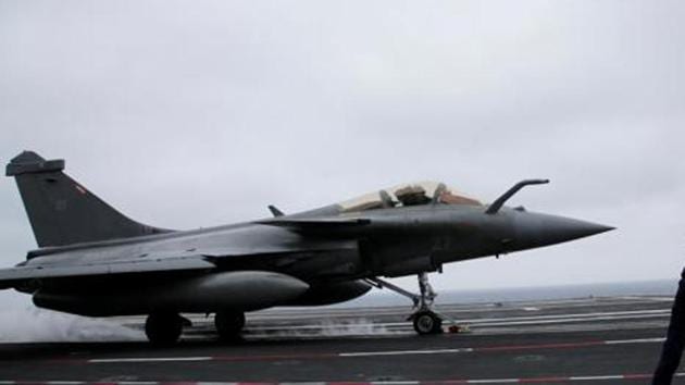 The review petitions had asked the Supreme Court to reconsider its December 14 verdict rejecting a court-monitored probe of the Rafale deal.(REUTERS) The review petitions had asked the Supreme Court to reconsider its December 14 verdict rejecting a court-monitored probe of the Rafale deal.(REUTERS)