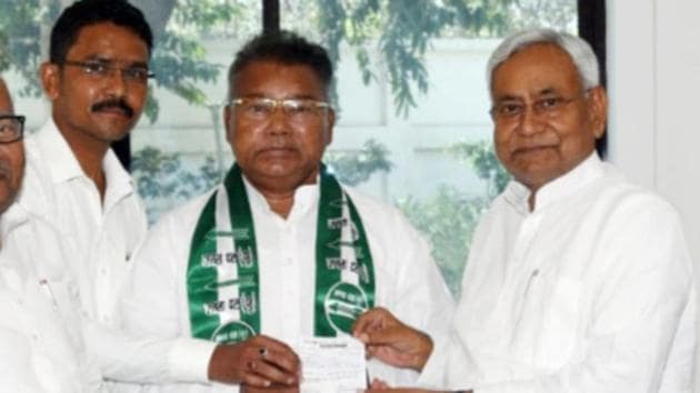 Salkhan Murmu joined the JD (U) in the presence of Bihar CM Nitish Kumar in Patna on April 1,2019- He is the Jharkhand state unit chief. (HT Photo) Salkhan Murmu joined the JD (U) in the presence of Bihar CM Nitish Kumar in Patna on April 1,2019- He is the Jharkhand state unit chief. (HT Photo)