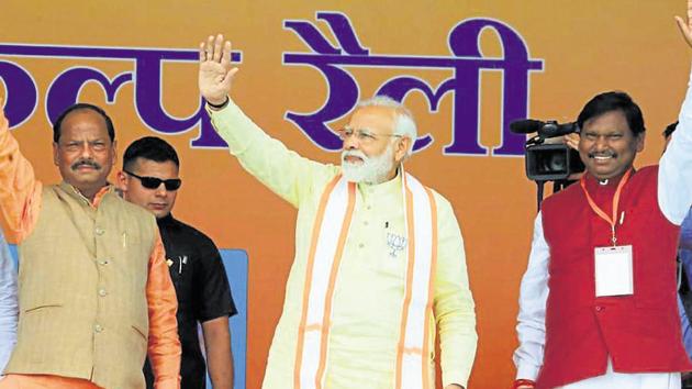 Prime Minister Narendra Modi with Jharkhand chief minister Raghubar Das and former chief minister Arjun Munda at an election rally in Lohardaga on April 24.(HT Photo)