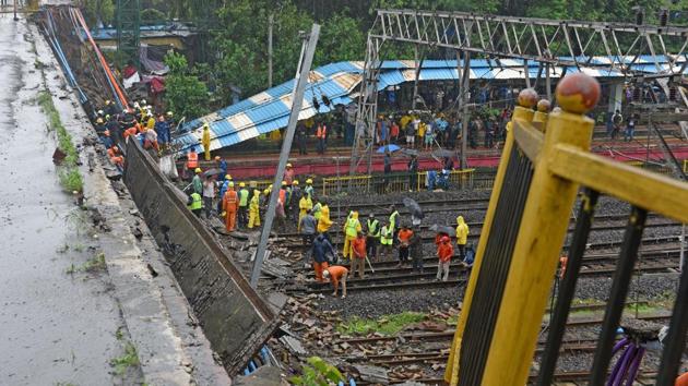 The Western Railway (WR), on the basis of the Commissioner of Railway Safety (CRS) report on the collapse of the pedestrian pathway of the Gokhale bridge at Andheri railway station, which killed two people last July, issued charge sheets to five of its staffers.(Satyabrata Tripathy/HT Photo)