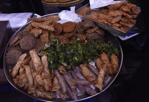 During Ramzaan, the Muslim month of fasting and abstinence, Mohammed Ali Road erupts into festivity every evening, as the day’s fast is broken . All along the main street and the narrow bylanes, stalls sell kababs, samosas, seekhs, tikkas, bater, rolls and every conceivable delicacy created on a tava.(Anshuman Poyrekar / HT Photo)