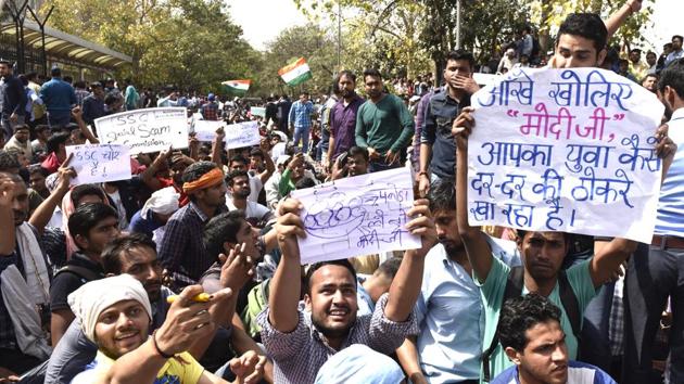 Hundreds of aspirants continued their protest outside the Staff Selection Commission’s (SSC) office at CGO Complex demanding that Central Bureau of Investigation conduct an investigation into the alleged “paper leak” and “mass cheating”in SSC CGL exam(Mohd Zakir/HT PHOTO)