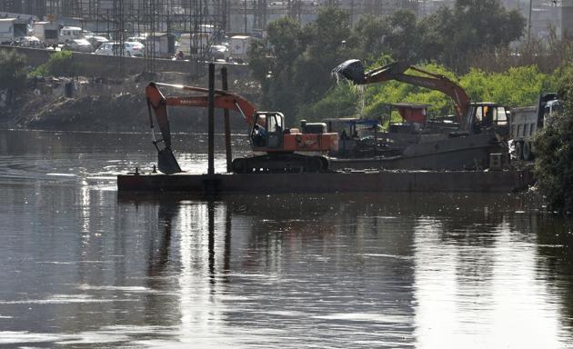 Desilting work at Mahim Creek earlier this week (Satyabrata Tripathy/HT Photo) Desilting work at Mahim Creek earlier this week (Satyabrata Tripathy/HT Photo)