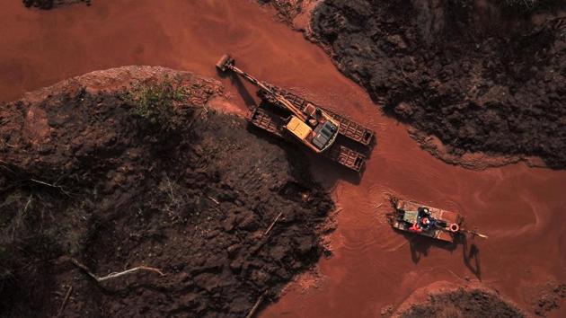 Aerial view showing emergency crews using an amphibious vehicle and heavy machinery as they continue the slow process of picking through the mud looking for bodies, 99 days after the collapse of the Corrego do Feijao dam of mining company Vale in Brumadinho, Minas Gerais State, Brazil. (Douglas Magno / AFP) Aerial view showing emergency crews using an amphibious vehicle and heavy machinery as they continue the slow process of picking through the mud looking for bodies, 99 days after the collapse of the Corrego do Feijao dam of mining company Vale in Brumadinho, Minas Gerais State, Brazil. (Douglas Magno / AFP)