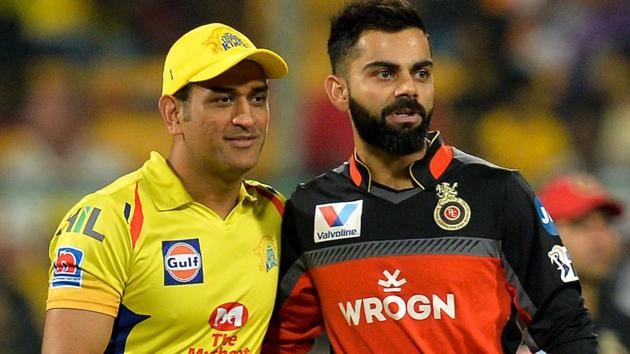 Royal Challengers Bangalore captain Virat Kohli (R) and Chennai Super Kings captain MS Dhoni pose for photographs.(AFP)