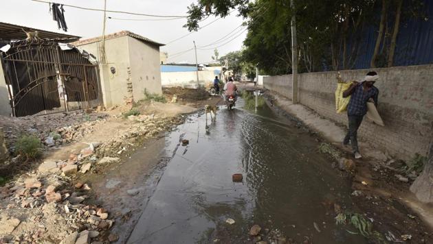 An overflowing drain at Asola Village in South Delhi constituency. (Sanjeev Verma/HT PHOTO) An overflowing drain at Asola Village in South Delhi constituency. (Sanjeev Verma/HT PHOTO)