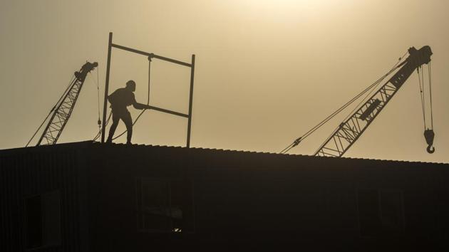 Bright lights being used at a coastal road construction site in Worli is one of the major sources of light pollution in the city, according to a study by environment advocacy group, Awaaz Foundation.(Pratik Chorge/HT Photo)