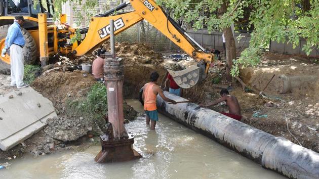 The city residents said that protecting master water pipelines from frequent acts of sabotage allegedly carried out by the water mafia is the sole responsibility of the Gurugram Metropolitan Development Authority (GMDA), after a meeting with its officials on Friday.(Yogendra Kumar/HT PHOTO)