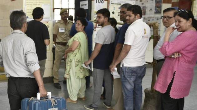 The Delhi voters seem to be taking it easy on a hot mid-May day with the state at 12 noon recording the lowest vote percentage among the 7 states going to polls in the sixth phase of Lok Sabha elections on Friday.(Sanchit Khanna/HT Photo)
