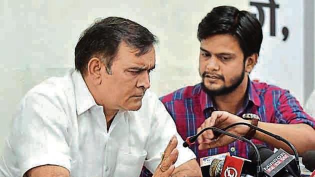 Balbir Jakhar at a press meet on Saturday. Both he and AAP said it was a conspiracy to dent his prospects.(Sanjeev Verma/ HT photo)