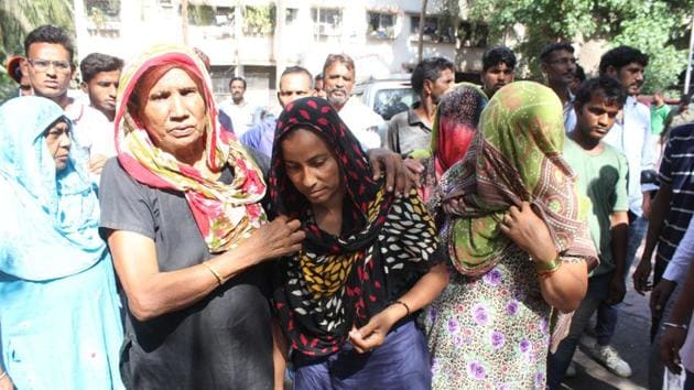 Relatives of the three labourers who died on Friday outside the Kapurbawdi police station on Saturday.(PRAFUL GANGURDE/ HT PHOTO) Relatives of the three labourers who died on Friday outside the Kapurbawdi police station on Saturday.(PRAFUL GANGURDE/ HT PHOTO)