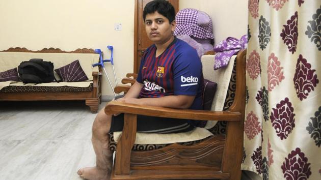 Karan Singh Khati, whose right leg below the knee had to amputated after an accident in 2014, has scored 93 percent marks in class 12 board exams. (Sunil Ghosh / HT Photo) Karan Singh Khati, whose right leg below the knee had to amputated after an accident in 2014, has scored 93 percent marks in class 12 board exams. (Sunil Ghosh / HT Photo)