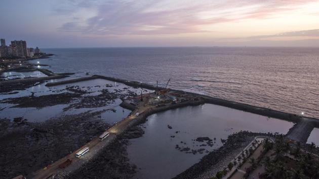 Mumbai, India - May 9, 2019: Mumbai Coastal Road work resumes after Supreme courts order seen from Breach Candy in Mumbai. (Pratik Chorge / HT Photo) Mumbai, India - May 9, 2019: Mumbai Coastal Road work resumes after Supreme courts order seen from Breach Candy in Mumbai. (Pratik Chorge / HT Photo)