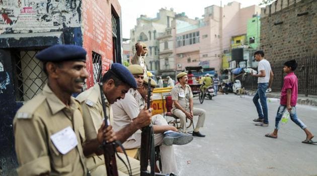 Security officers sit outside a polling station during the sixth phase of voting for national elections(Bloomberg) Security officers sit outside a polling station during the sixth phase of voting for national elections(Bloomberg)