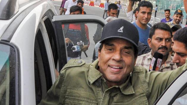 Like my son, I don’t know politics and will never play ‘the dirty game’ but will serve people as God wills the same, says Bollywood actor Dharmendra who is campaigning for son, Sunny Deol.(PTI)