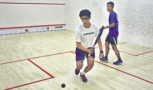 Arnaav Sareen (white) and Niraj Kabra in action during the first Maharashtra closed squash championship at iSquash Academy courts, Mundhwa, on Saturday.(SHANKAR NARAYAN/HT PHOTO)