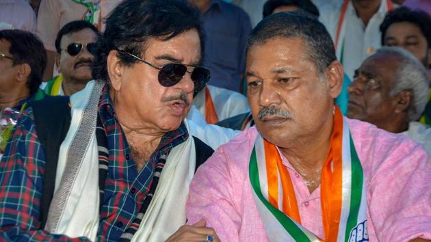 Congress leader Shatrughan Sinha with Kirti Jha Azad, the party candidate from the Dhanbad Lok Sabha seat, at Dhanbad district, Thursday, May 9, 2019.(PTI)