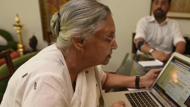 Delhi Congress chief Sheila Dikshit looks at a social media page. (Sonu Mehta/HT FILE PHOTO) Delhi Congress chief Sheila Dikshit looks at a social media page. (Sonu Mehta/HT FILE PHOTO)