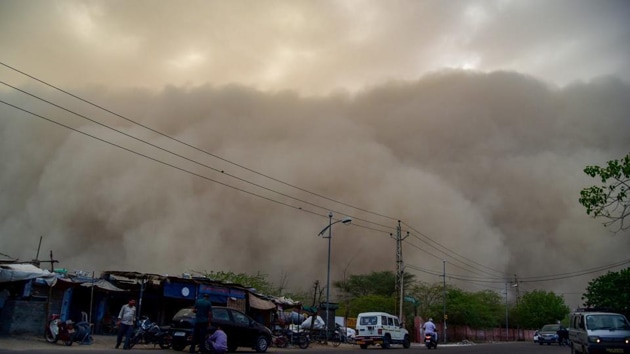 While the early and mid-morning hours in the city were relatively cooler, temperatures stayed around 38 degrees Celsius. The mercury rose during the day with the maximum temperature touching 40 degrees Celsius.(HT Photo)