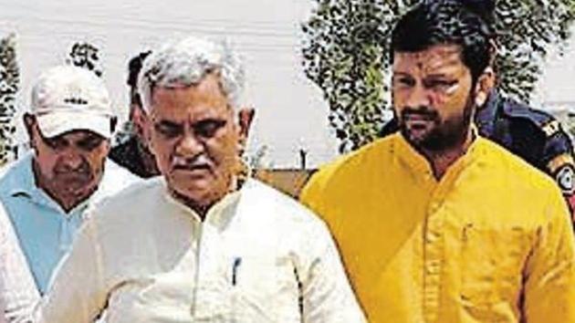 Haryana MoS Manish Grover (in white kurta) with Ramesh Lohar in an undated photo.(HT File)