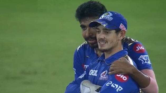 Jasprit Bumrah consoles Quinton de Kock after his miss nearly cost Mumbai Indians the title during IPL final vs Chennai Super Kings on Sunday.(Twitter)