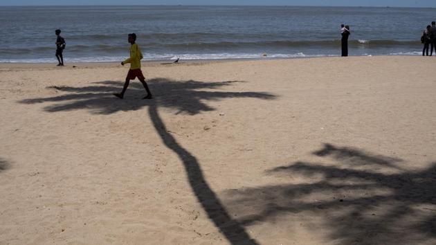 A boy walk in the coconut tree shadow in the afternoon heat at Juhu in Mumbai. (Satish Bate / HT Photo) A boy walk in the coconut tree shadow in the afternoon heat at Juhu in Mumbai. (Satish Bate / HT Photo)