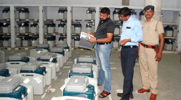 Poll officials checking EVMs stored in a strong room.(HT file photo)