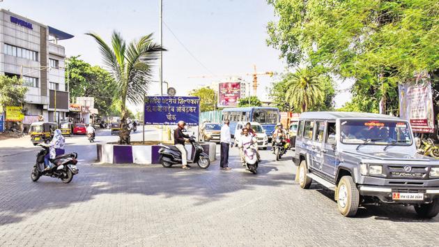 Better infrastructure at busy junctions will resolve traffic issues. (In pic) Motorists ride in a haphazard manner at Ambedkar chowk in Warje, on Sunday.(SANKET WANKHADE/HT PHOTO)