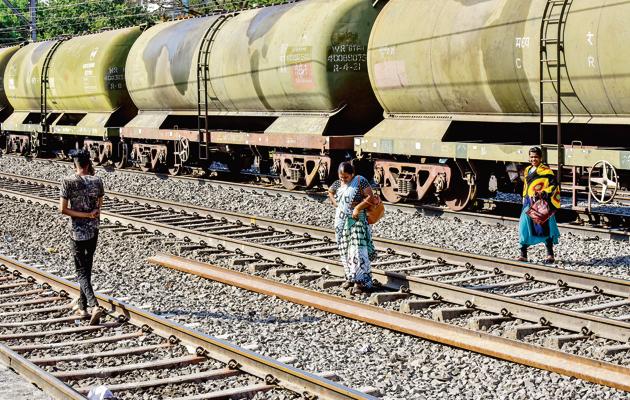 In spite of foot over bridges being a choice, people seen walking on railway tracks near Shivajinagar station on Monday.(SANKET WANKHADE/HT PHOTO)