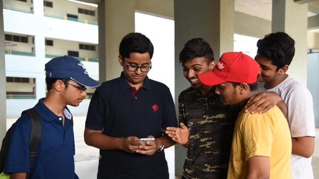 TSBSE Class10th result 2019 Declared: Telangana board SSC or Class 10 result was declared on Monday, May 13 in which 92.43% students cleared the exam.(HT file)
