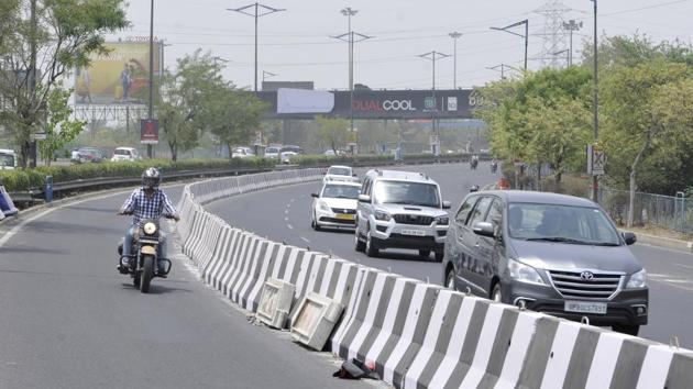 The right lane on DND Flyway has been reserved for traffic coming from Delhi’s Maharani Bagh towards Noida Sector 16 and beyond.(Sunil Ghosh / HT Photo)