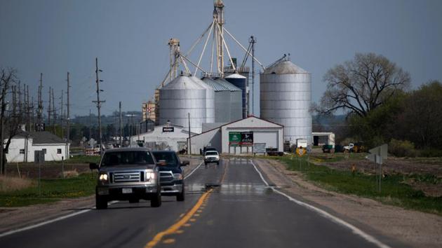 The situation has also been exacerbated by the trade war with China, which has closed off a key consumer market for some growers, particularly for soybeans. The Ready family sells both soybeans and corn to China. “It was our products that are most affected by that trade war,” Sid Ready said. “Does that mean that we are all very happy about it because it’s costing us?” he added. “No, but we understand it.” “In the long run, we hope it works.” (Johannes Eisele / AFP) The situation has also been exacerbated by the trade war with China, which has closed off a key consumer market for some growers, particularly for soybeans. The Ready family sells both soybeans and corn to China. “It was our products that are most affected by that trade war,” Sid Ready said. “Does that mean that we are all very happy about it because it’s costing us?” he added. “No, but we understand it.” “In the long run, we hope it works.” (Johannes Eisele / AFP)