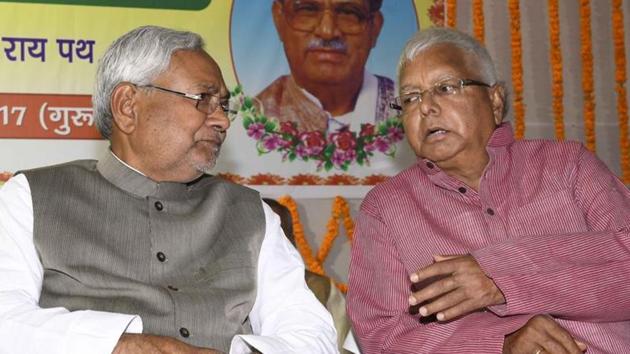 RJD chief Lalu Prasad Yadav on Monday targeted Bihar chief minister Nitish Kumar over JD (U)’s election symbol, saying that ‘arrow’ marks violence while RJD symbol ‘lalten’ (lantern) lights up everyone’s life.(HT File Photo)